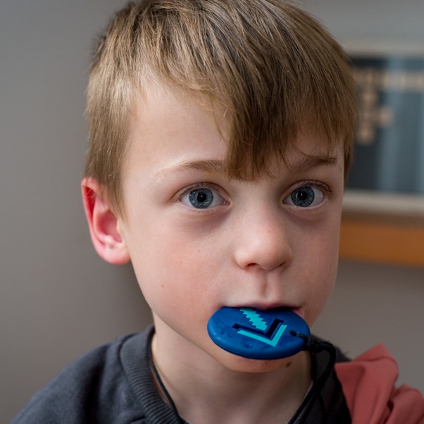 Chew Pendant Necklace | Arrow