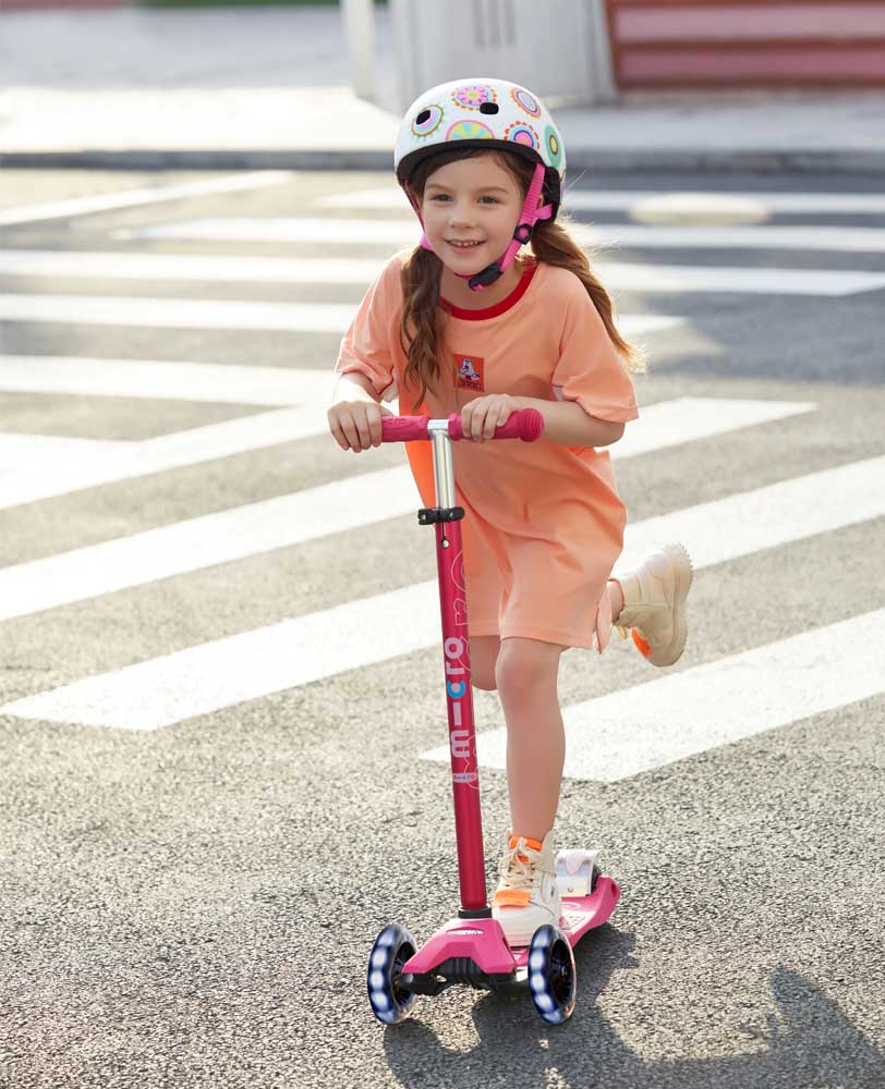 Maxi Micro Deluxe LED 3 Wheel Kids Scooter 5 - 12 Years